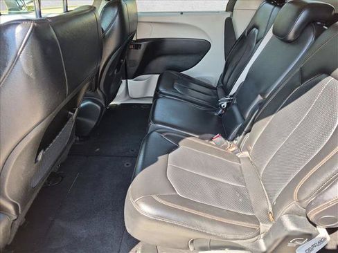 Used 2018 Chrysler Pacifica Touring-L FWD image 17