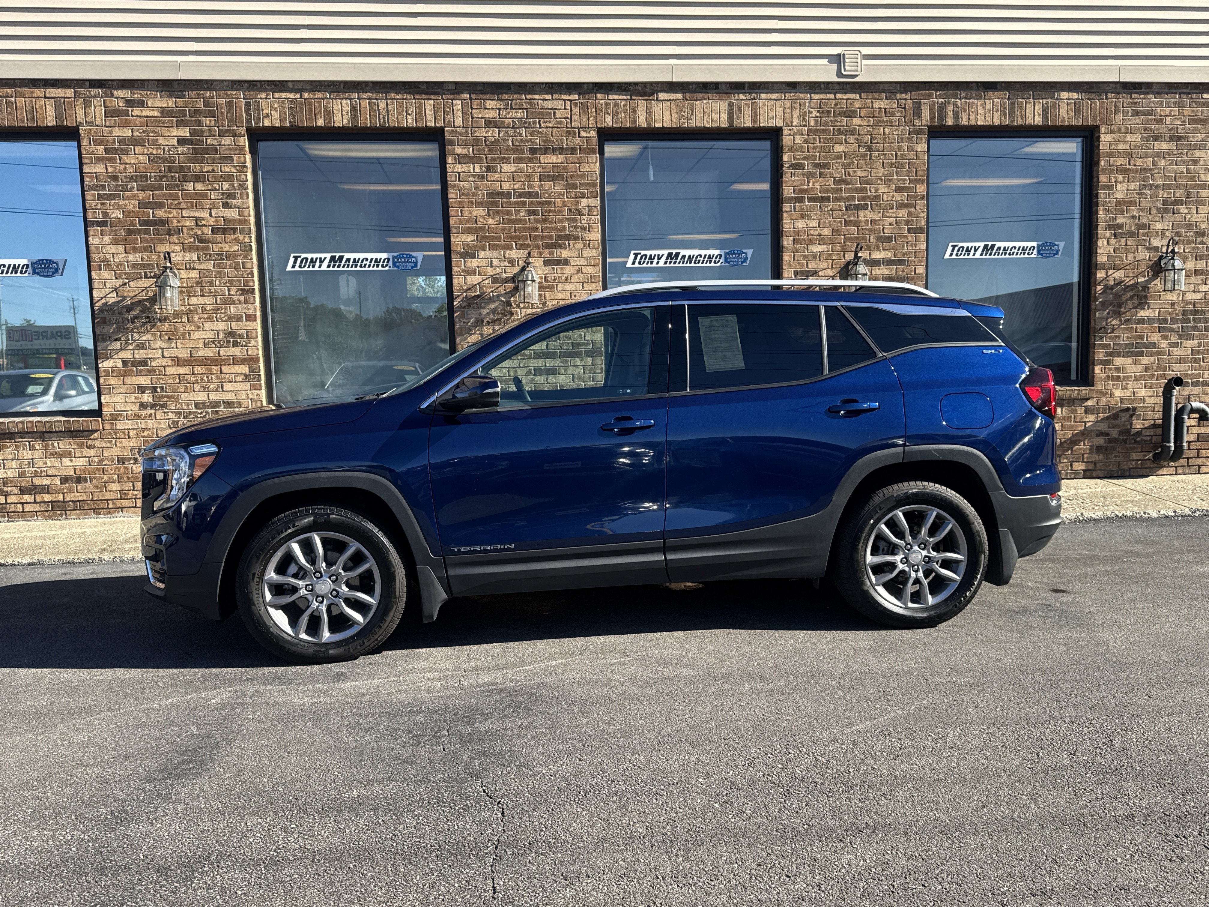 Used 2022 GMC Terrain SLT w/ Infotainment Package II AWD/4WD image 2