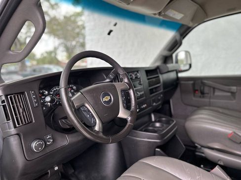 Used 2017 Chevrolet Express 3500 RWD image 8