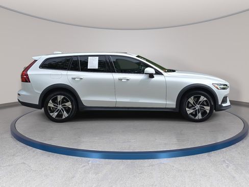 Used 2020 Volvo V60 T5 Cross Country w/ Protection Package Premier image 4