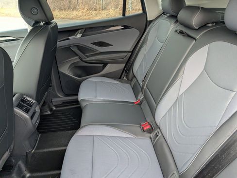 Used 2025 Volkswagen Tiguan SE AWD/4WD image 19