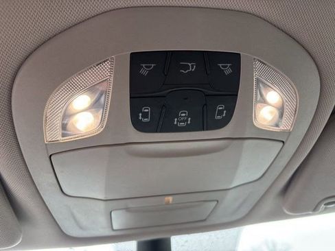 Used 2023 Chrysler Pacifica Touring-L image 28