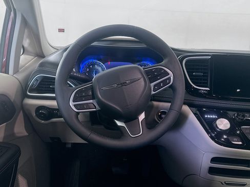 Used 2023 Chrysler Pacifica Touring-L image 18