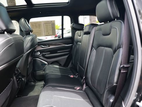 Used 2022 Jeep Grand Cherokee Overland AWD/4WD image 35