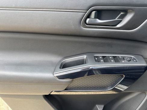 Used 2024 Nissan Pathfinder SV w/ SV Premium Package image 15