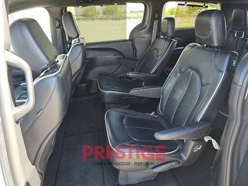 Used 2025 Chrysler Pacifica Limited FWD image 21