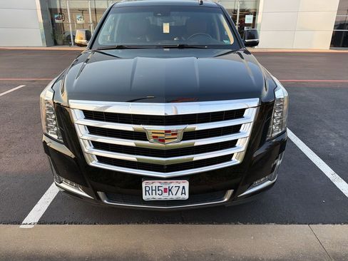 Used 2017 Cadillac Escalade Luxury image 4