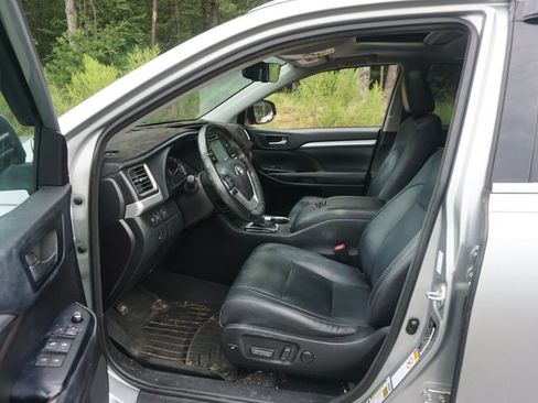 Used 2018 Toyota Highlander XLE FWD image 2