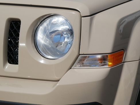 Used 2017 Jeep Patriot Latitude AWD/4WD image 16