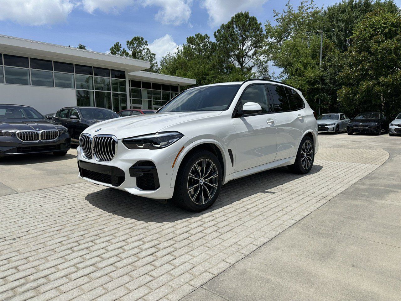 Used 2023 BMW X5 xDrive40i w/ M Sport Package AWD/4WD image 5