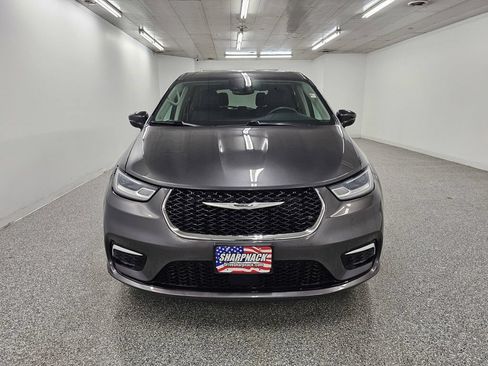 Used 2023 Chrysler Pacifica Touring-L FWD image 2