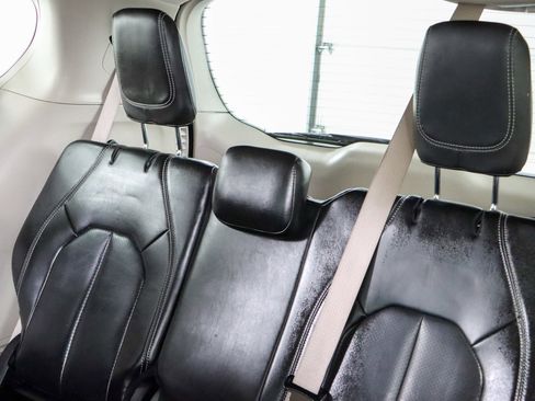 Used 2023 Chrysler Pacifica Touring-L image 25