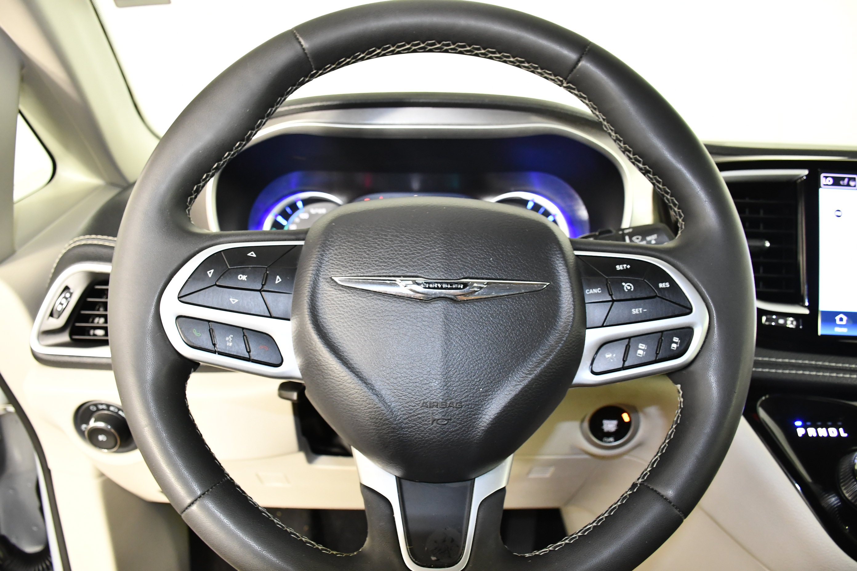 Used 2023 Chrysler Pacifica Touring-L FWD image 19