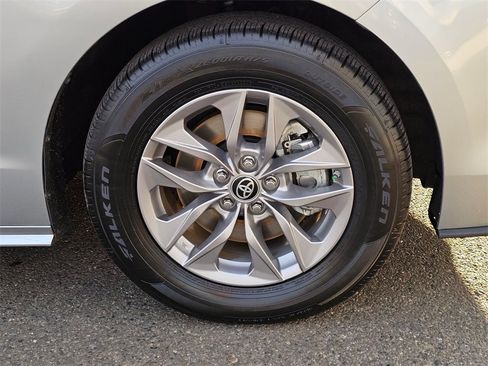 Certified 2024 Toyota Sienna XLE image 9