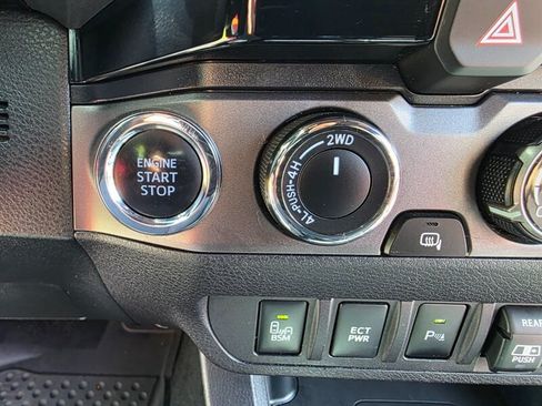 Used 2018 Toyota Tacoma TRD Off-Road w/ Technology Package AWD/4WD image 42