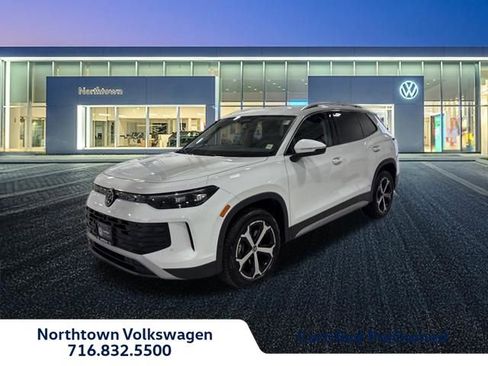 Certified 2025 Volkswagen Tiguan SE image 1