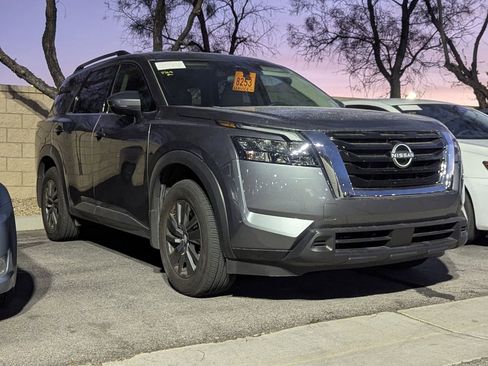 Used 2024 Nissan Pathfinder SV image 3
