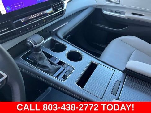 Used 2025 Toyota Sienna XLE FWD image 24