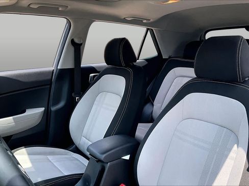 Used 2023 Hyundai Venue SEL FWD image 8