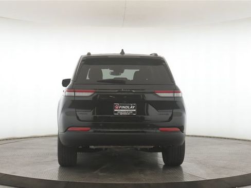 Used 2023 Jeep Grand Cherokee Limited w/ Black Appearance Package image 11