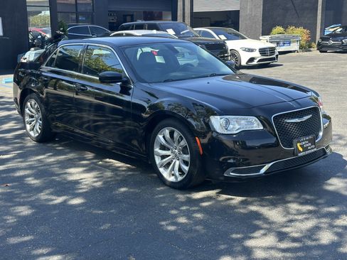Used 2017 Chrysler 300 Limited RWD image 7