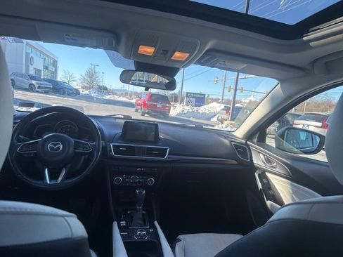 Used 2018 MAZDA MAZDA3 Grand Touring image 8