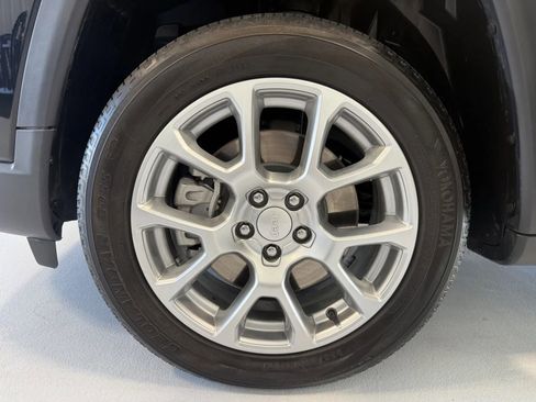 Used 2024 Jeep Compass Latitude AWD/4WD image 39