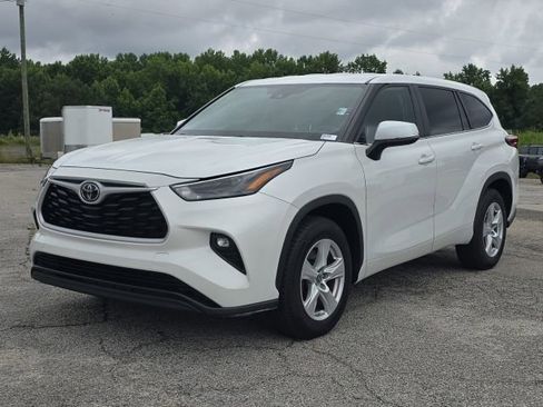 Used 2023 Toyota Highlander LE FWD image 1