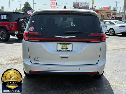 Used 2024 Chrysler Pacifica Touring-L FWD image 6