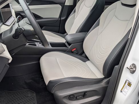 Used 2025 Volkswagen Tiguan SE w/ Panoramic Sunroof Package AWD/4WD image 17