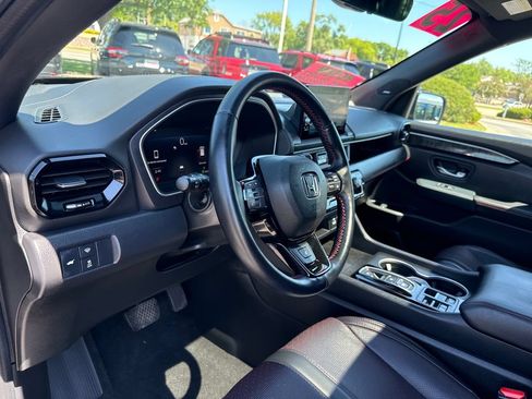 Certified 2025 Honda Pilot Black Edition image 15