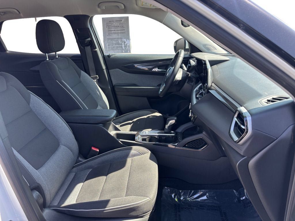 Used 2024 Chevrolet TrailBlazer LT w/ LT Cold Weather Package FWD image 17