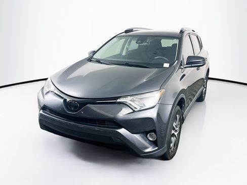 Used 2018 Toyota RAV4 LE FWD image 3