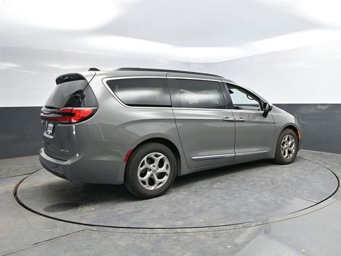 Used 2023 Chrysler Pacifica Limited image 8