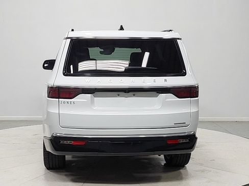 Used 2024 Jeep Wagoneer Series III w/ Premium Group I AWD/4WD image 6