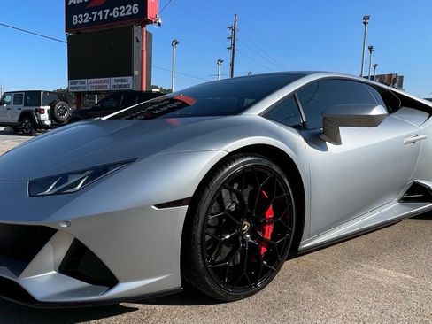 Used 2020 Lamborghini Huracan EVO image 3