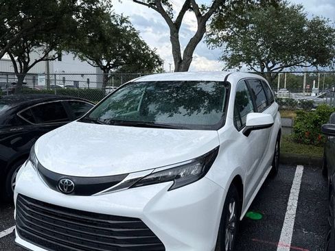 Used 2026 Toyota Sienna LE FWD image 1
