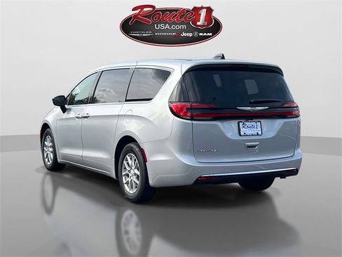 New 2026 Chrysler Pacifica Select image 4
