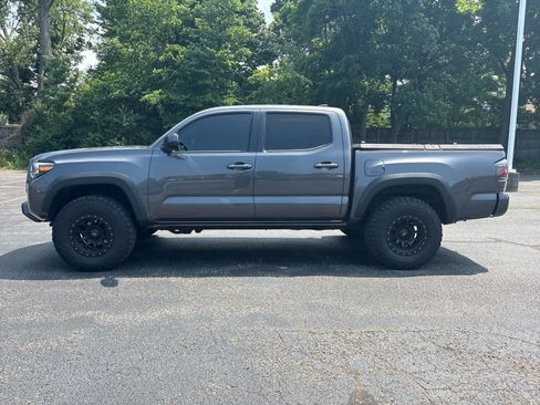 Used 2020 Toyota Tacoma TRD Off-Road w/ Technology Package AWD/4WD image 3