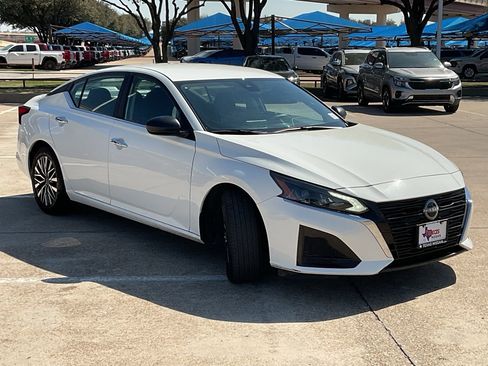 Used 2025 Nissan Altima 2.5 SV image 4