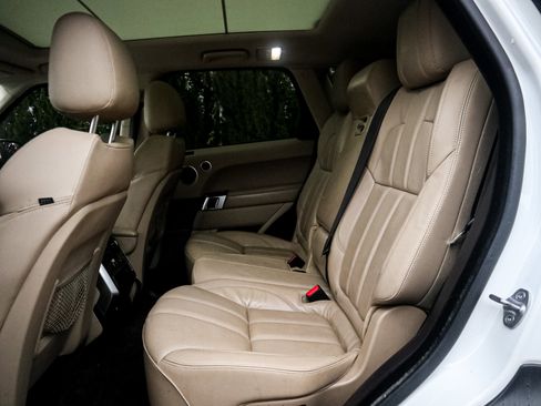 Used 2017 Land Rover Range Rover Sport SE image 8