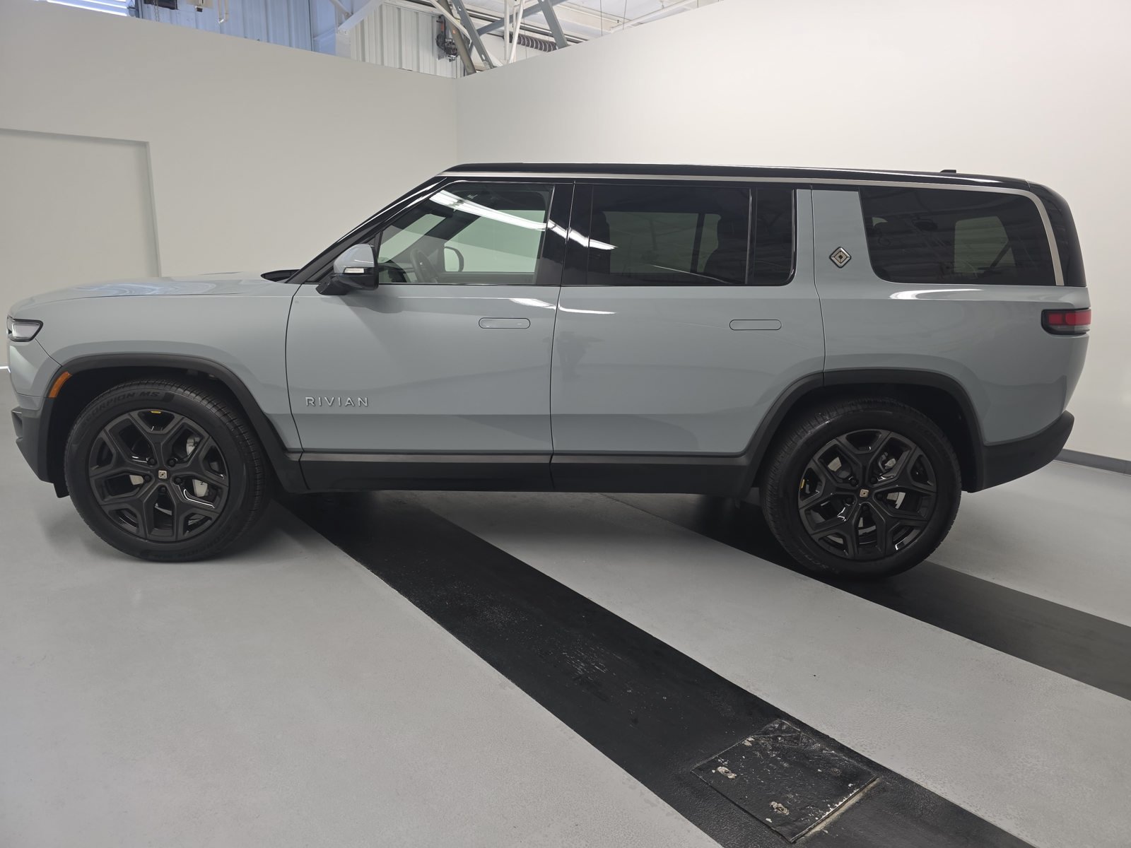 Used 2025 Rivian R1S Adventure Dual AWD/4WD image 3