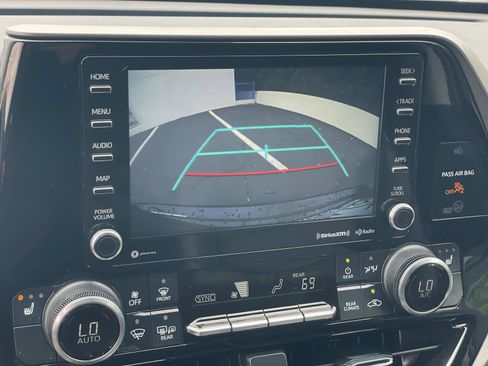 Used 2022 Toyota Highlander XLE FWD image 16