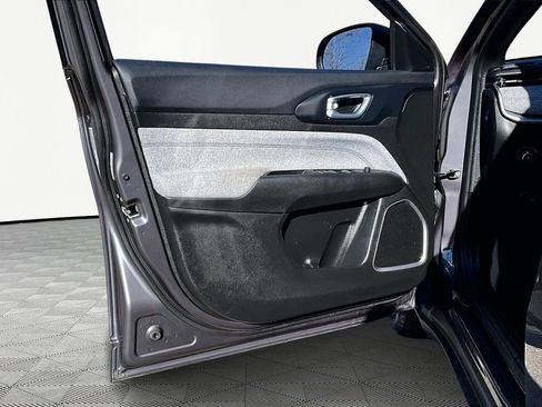 Used 2024 Jeep Compass Latitude image 23