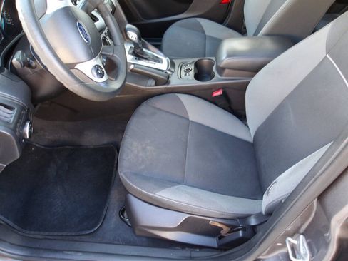 Used 2014 Ford Focus SE w/ SE Winter Package FWD image 6