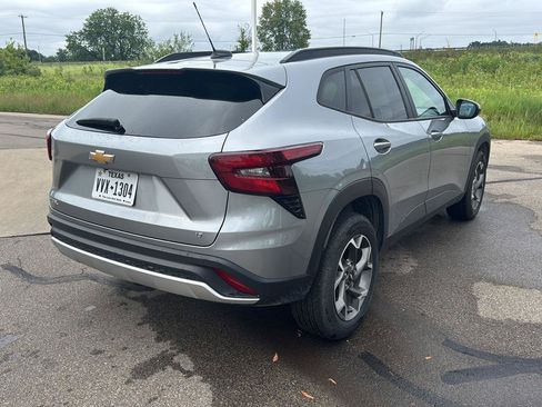 Used 2025 Chevrolet Trax LT FWD image 5