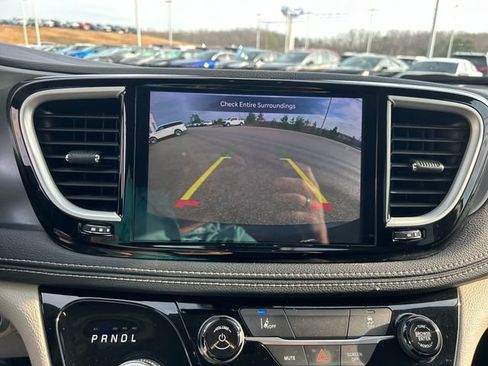 Used 2022 Chrysler Pacifica Touring-L image 27