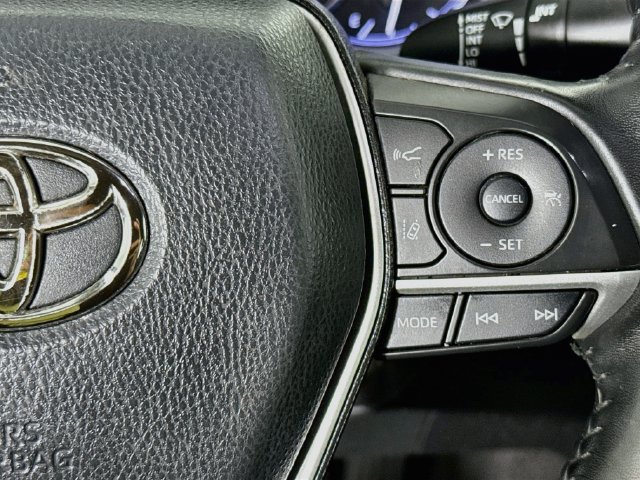 Used 2022 Toyota Camry XLE FWD image 12