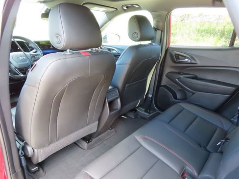 Used 2025 Chevrolet Trax RS w/ Sunroof Package FWD image 25