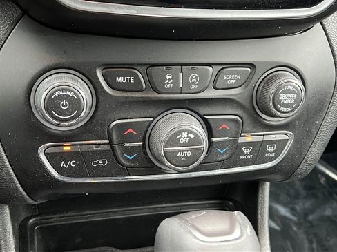 Used 2019 Jeep Cherokee Limited image 22